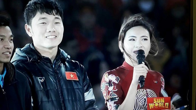 Nữ MC may mắn đứng cạnh dàn trai U23 Việt Nam suốt đêm gala là ai?